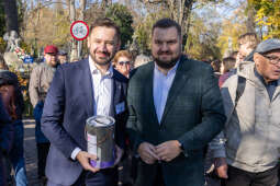 Kwesty na cmentarzach Rakowickim i Podgórskim z udziałem prezydenta Krakowa i jego zastępców