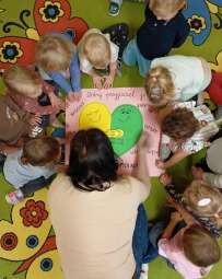 Dobry przyjaciel jest..., praca grupowa, Samorządowe Przedszkole nr 6 im. H. Jordana w Krakowie.jpg