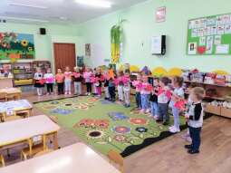 Jesteśmy jedną grupą, zabawa z serduszkami-Samorządowe Przedszkole nr 6 im. H. Jordana w Krakowi