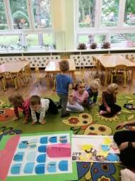 Tworzenie wspólnej pracy plastycznej na temat budowania relacji w grupie-Samorz%C4%85dowe Przedszko