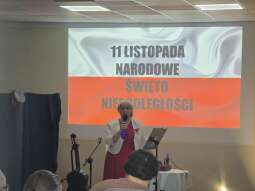 RXJJqy0T.jpg-Koncert Ewy Błoch z okazji Święta Niepodległości w DPS przy ul. Nowaczyńskiego.