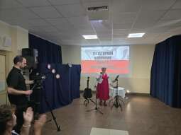 ezIzVpDH.jpg-Koncert Ewy Błoch z okazji Święta Niepodległości w DPS przy ul. Nowaczyńskiego.