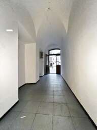 pl. Wszystkich Świętych 8  (1).jpg-Aukcja na najem lokali użytkowych