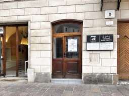 pl. Wszystkich Świętych 8  (2).jpg-Aukcja na najem lokali użytkowych