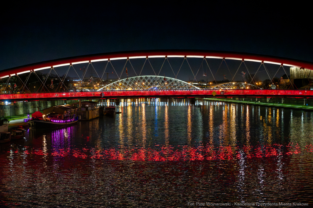 Dzieciństwo bez przemocy, zdjęcia, kładka, Bernatka, podświetlenie, czerwony, dzieci, Kraków  Autor: P. Wojnarowski