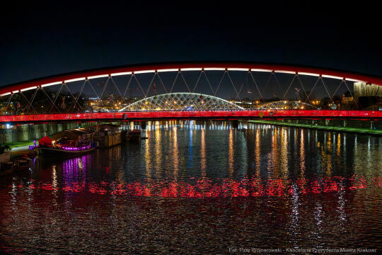 Dzieciństwo bez przemocy, zdjęcia, kładka, Bernatka, podświetlenie, czerwony, dzieci, Kraków