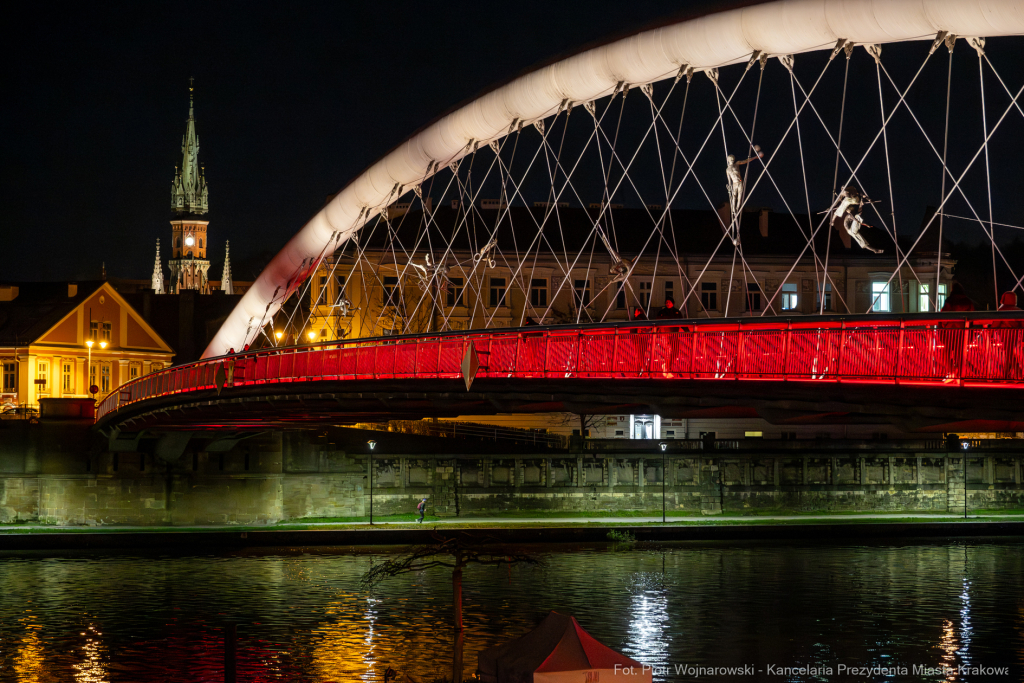Dzieciństwo bez przemocy, zdjęcia, kładka, Bernatka, podświetlenie, czerwony, dzieci, Kraków  Autor: P. Wojnarowski