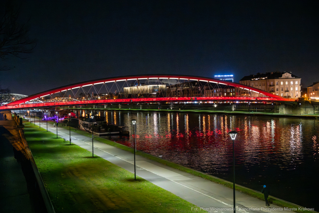 Dzieciństwo bez przemocy, zdjęcia, kładka, Bernatka, podświetlenie, czerwony, dzieci, Kraków  Autor: P. Wojnarowski