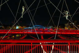 Dzieciństwo bez przemocy, zdjęcia, kładka, Bernatka, podświetlenie, czerwony, dzieci, Kraków