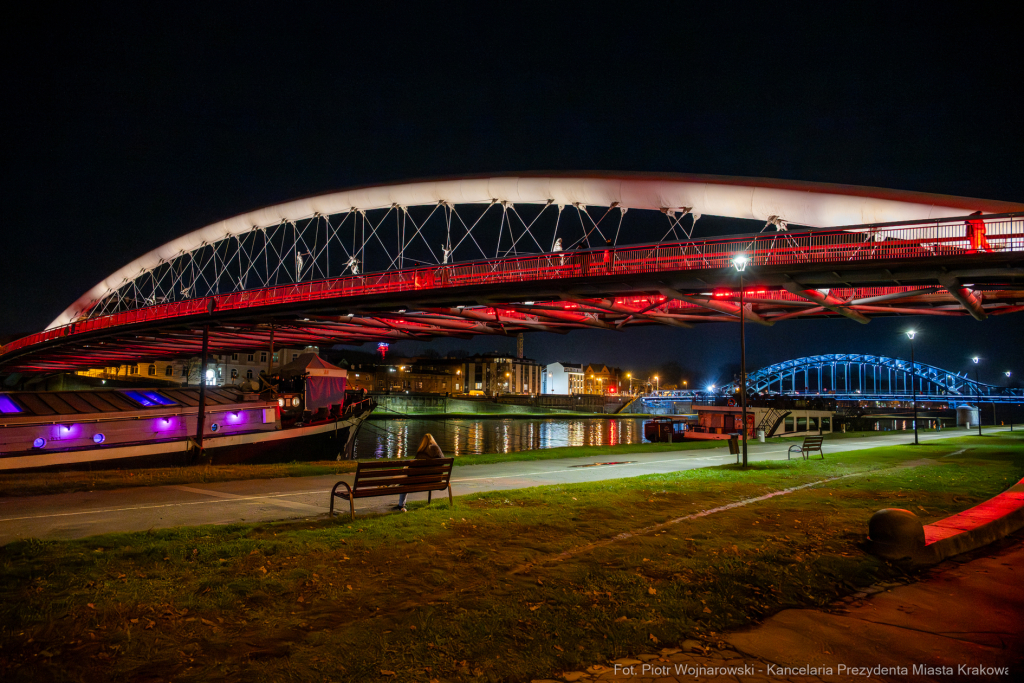 Dzieciństwo bez przemocy, zdjęcia, kładka, Bernatka, podświetlenie, czerwony, dzieci, Kraków  Autor: P. Wojnarowski
