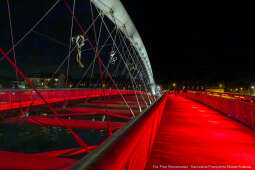 Dzieciństwo bez przemocy, zdjęcia, kładka, Bernatka, podświetlenie, czerwony, dzieci, Kraków