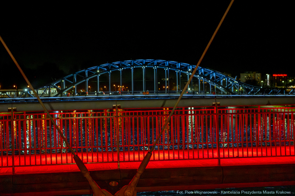 Dzieciństwo bez przemocy, zdjęcia, kładka, Bernatka, podświetlenie, czerwony, dzieci, Kraków  Autor: P. Wojnarowski