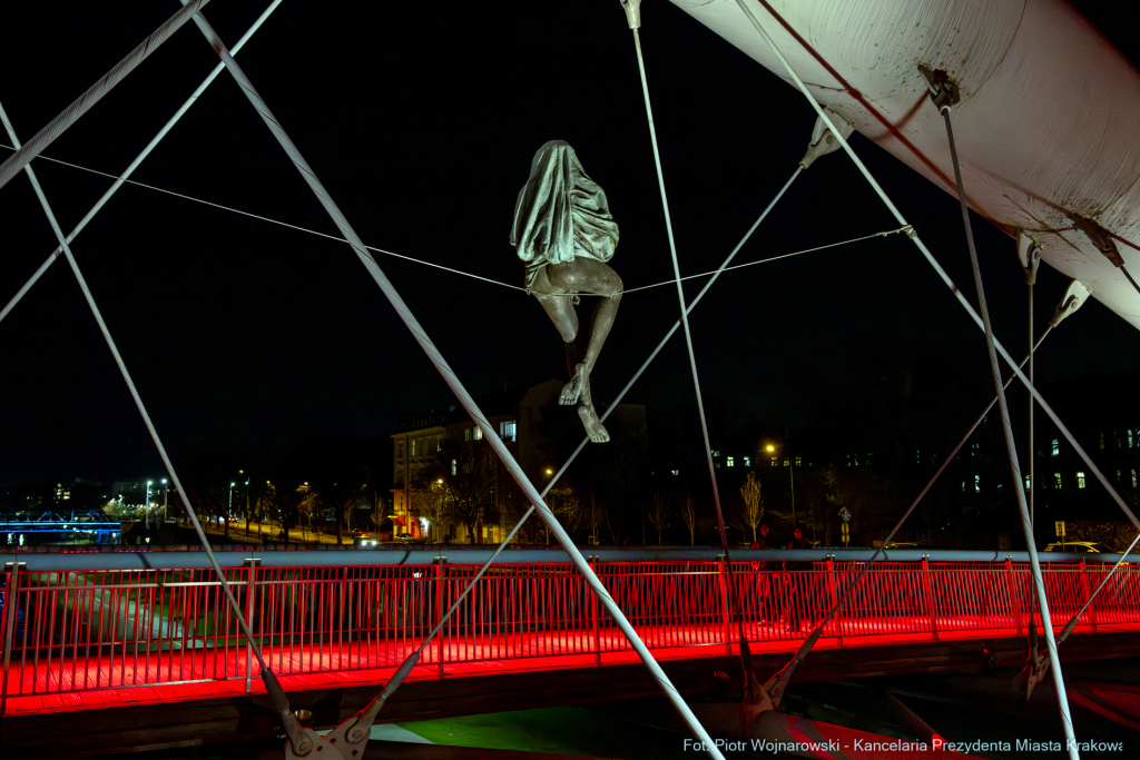 Dzieciństwo bez przemocy, zdjęcia, kładka, Bernatka, podświetlenie, czerwony, dzieci, Kraków  Autor: P. Wojnarowski