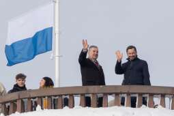 5ZzAYe1g.jpeg-Flagi Miasta Krakowa i Komitetu Kopca Kościuszki na szczycie kopca