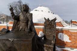 F-z39gCg.jpeg-Flagi Miasta Krakowa i Komitetu Kopca Kościuszki na szczycie kopca