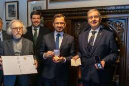 Hru3U-KA.jpeg-Flagi Miasta Krakowa i Komitetu Kopca Kościuszki na szczycie kopca