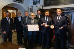 XRnYHqow.jpeg-Flagi Miasta Krakowa i Komitetu Kopca Kościuszki na szczycie kopca