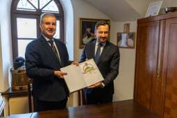 ioL_rclg.jpeg-Flagi Miasta Krakowa i Komitetu Kopca Kościuszki na szczycie kopca