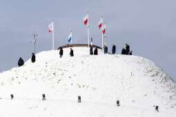 lgAgqqsA.jpeg-Flagi Miasta Krakowa i Komitetu Kopca Kościuszki na szczycie kopca