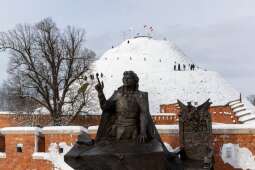 xmaz0nwQ.jpeg-Flagi Miasta Krakowa i Komitetu Kopca Kościuszki na szczycie kopca