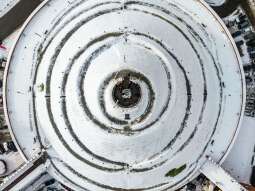 0Fdv-Log.jpeg-Flagi Miasta Krakowa i Komitetu Kopca Kościuszki na szczycie kopca