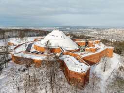 LXveytMw.jpeg-Flagi Miasta Krakowa i Komitetu Kopca Kościuszki na szczycie kopca