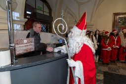 0S4A7248.jpg-Prezenty dla dzieci ze szpitala Żeromskiego