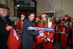 8L8A0584.jpg-Prezenty dla dzieci ze szpitala Żeromskiego