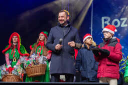 0S4A7831.jpg-Muzyczne rozświetlenie choinki na Rynku Głównym