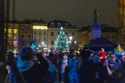 0S4A7913.jpg-Muzyczne rozświetlenie choinki na Rynku Głównym