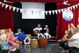 Uczestnicy wydarzenia w trakcie śpiewania szant