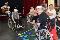 Uczestnicy w zabawie „łowienie ryb”