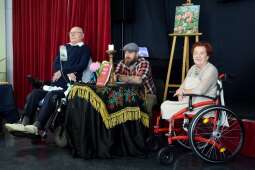 Artyści wraz z prowadzącym spotkanie