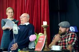 Pan Waldek czytający swój wiersz