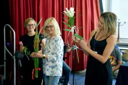 Dyrektor Domu i pracownicy Domu z kwiatami 