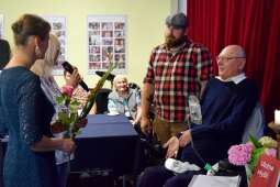 Pan Waldek w momencie otrzymywania kwiatów od Dyrektora i pracownika Domu.