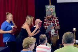 Pracownicy Domu w kolejce po autograf Pana Waldka