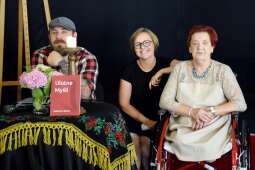 Pani Wanda w towarzystwie prowadzącego i instruktorki terapii