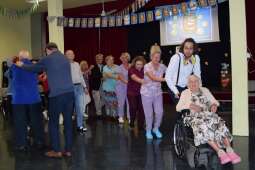 Prowadzący wydarzenie w trakcie tanecznego korowodu