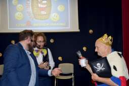 Mieszkaniec otrzymujący nagrodę