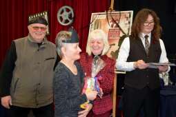 Mieszkanka podczas odbierania nagrody z rąk dwójki jurorów