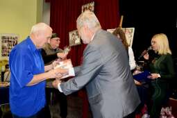 Mieszkaniec podczas odbierania nagrody