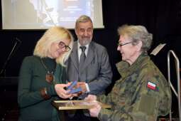 Laureatka odbierająca nagrodę z rąk Dyrektora Domu