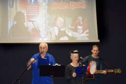 Dwójka Mieszkańców wraz z terapeutką podczas prezentacji