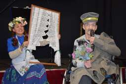 Mieszkaniec oraz terapeutka podczas festiwalowej prezentacji