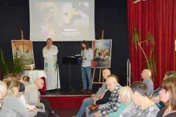 Kapelan wraz koordynatorem projektu „Sercem wspieram misje”