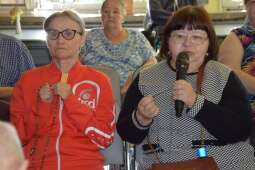 Dwie Mieszkanki w trakcie modlitwy 