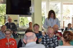 Uczestnicy w trakcie modlitwy