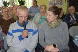 Mieszkaniec wraz z opiekunem w trakcie modlitwy