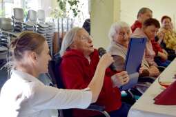 Mieszkanka czytająca poezję